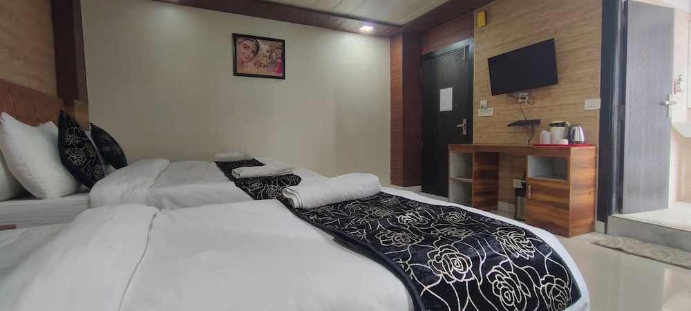 hotel gloab residency near delhi airport