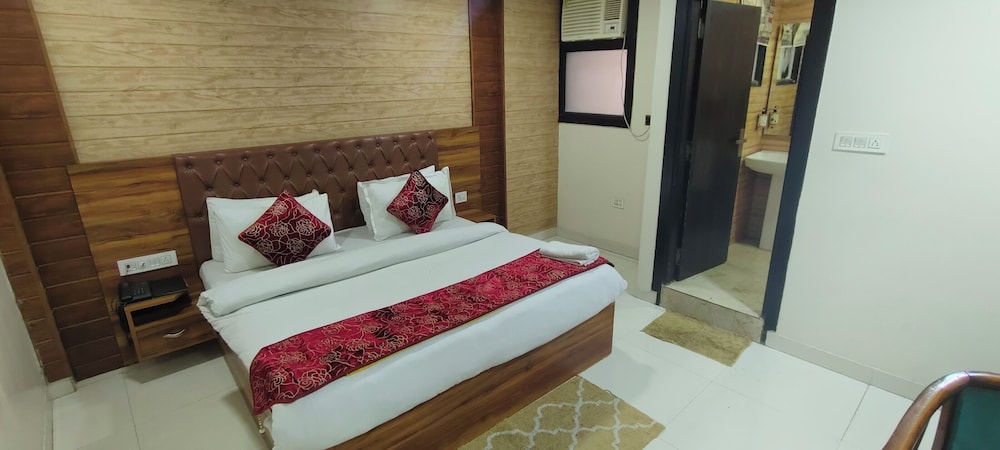 hotel gloab residency near delhi airport