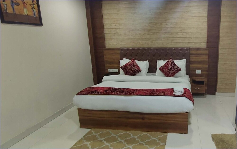 hotel gloab residency near delhi airport