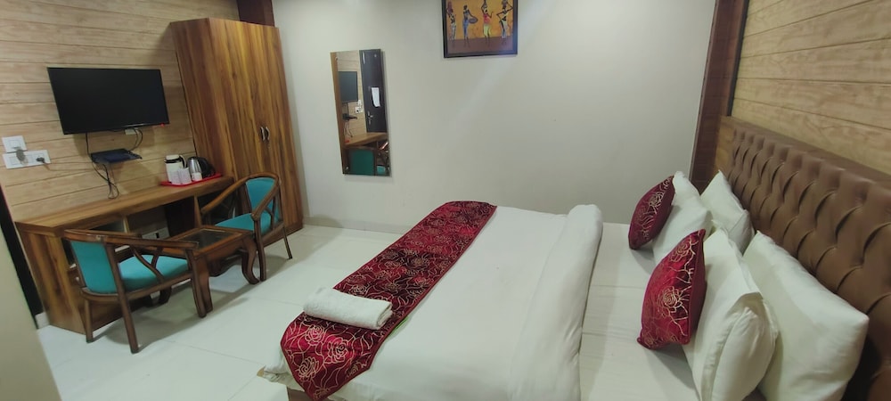 hotel gloab residency near delhi airport