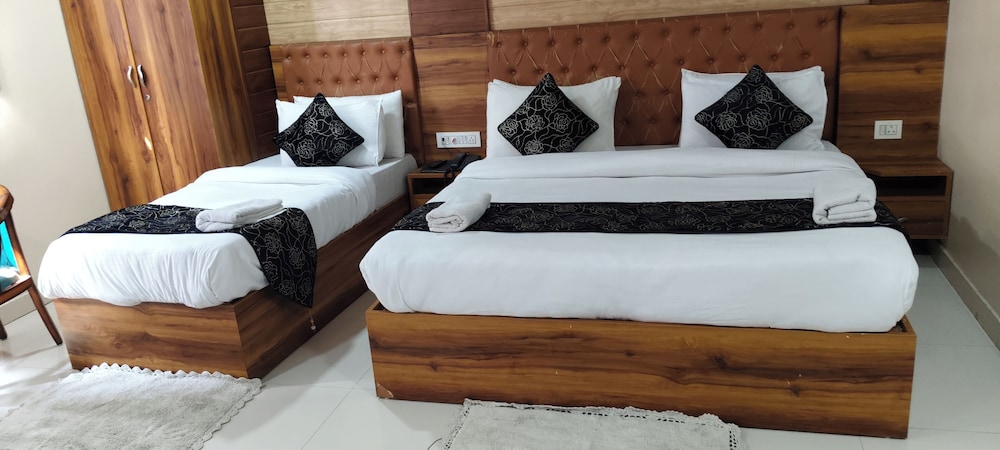 hotel gloab residency near delhi airport