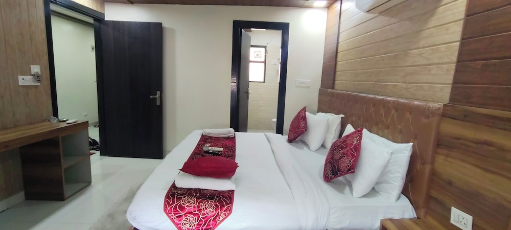 hotel gloab residency near delhi airport