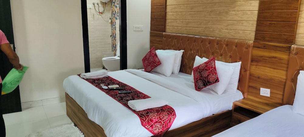 hotel gloab residency near delhi airport