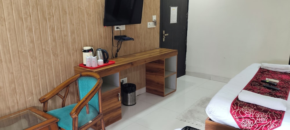 hotel gloab residency near delhi airport