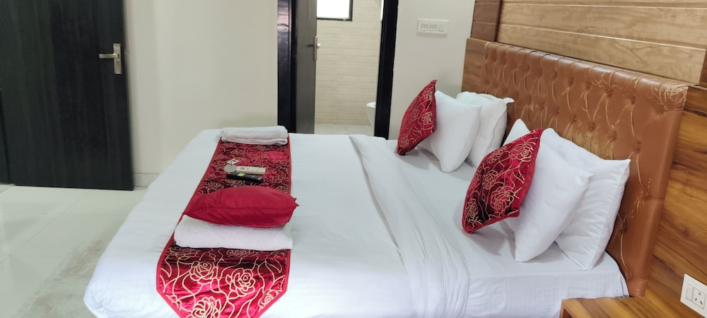 hotel gloab residency near delhi airport