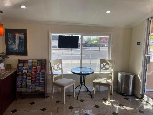 holiday motel oakdale