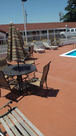 holiday motel oakdale