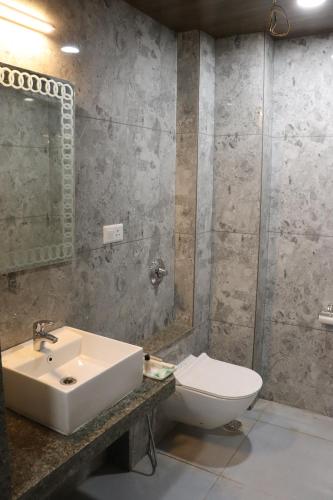 Hotel M R Paradise,,3 star