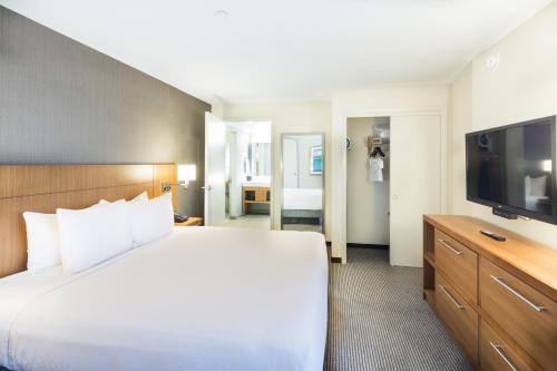 hyatt place pensacola airport