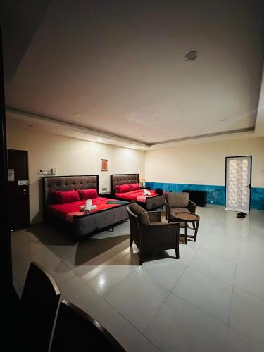 maxwell inn luxury hotel