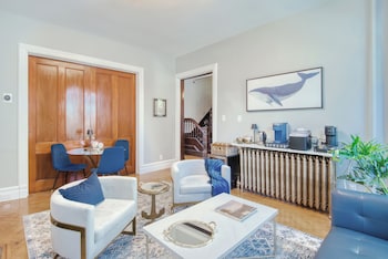 Hudson Navigator,251 Allen St,2 star