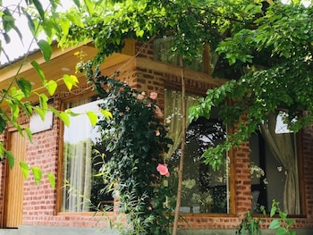 nigeen vista lakeside chalet