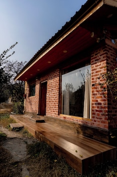 nigeen vista lakeside chalet