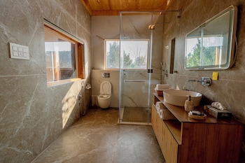 nigeen vista lakeside chalet