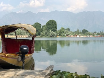 nigeen vista lakeside chalet