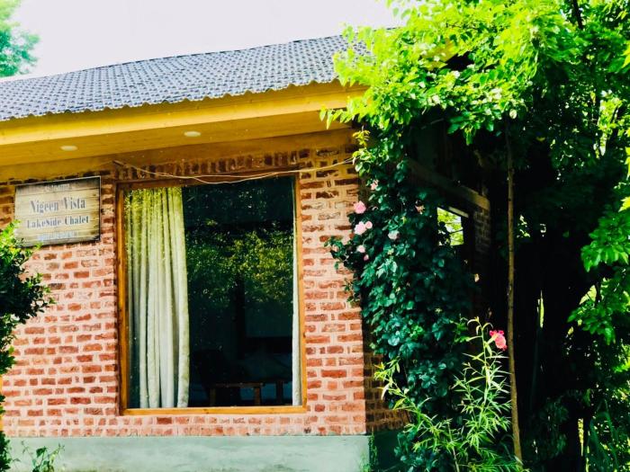 nigeen vista lakeside chalet