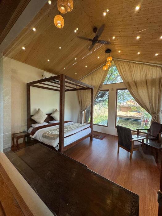 nigeen vista lakeside chalet