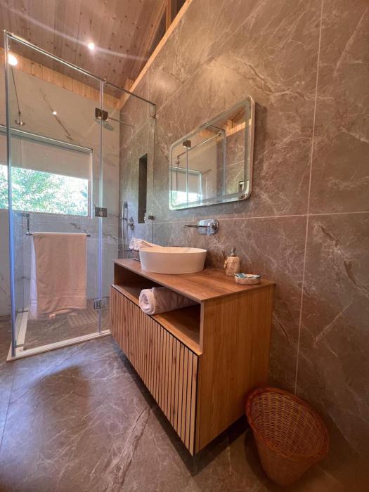 nigeen vista lakeside chalet