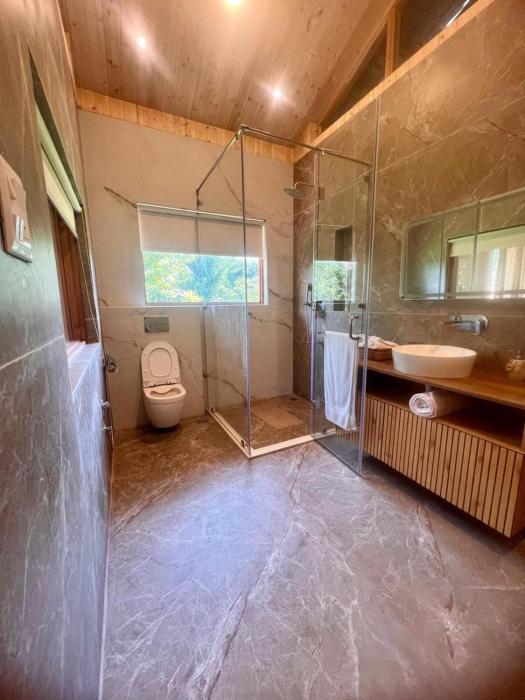 nigeen vista lakeside chalet