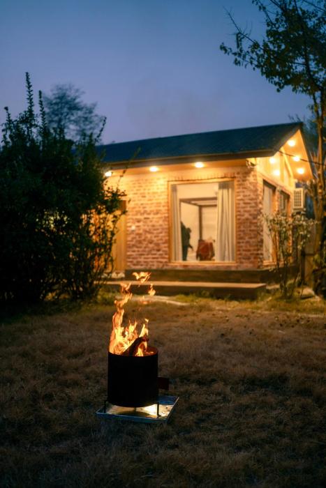 nigeen vista lakeside chalet