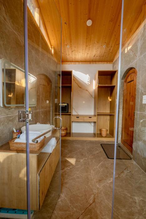 nigeen vista lakeside chalet