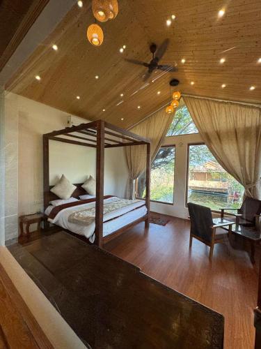 nigeen vista lakeside chalet