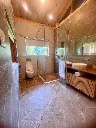 nigeen vista lakeside chalet