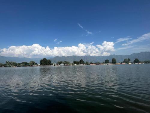 nigeen vista lakeside chalet