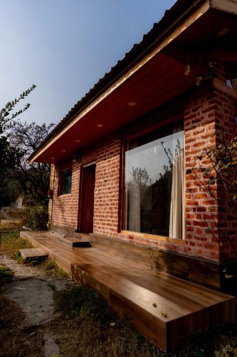 nigeen vista lakeside chalet