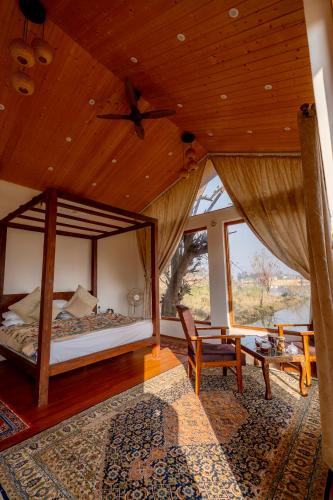 nigeen vista lakeside chalet