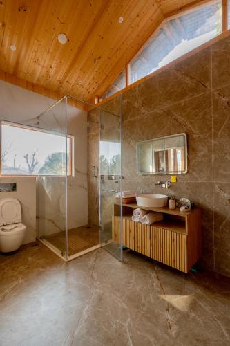 nigeen vista lakeside chalet