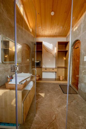 nigeen vista lakeside chalet