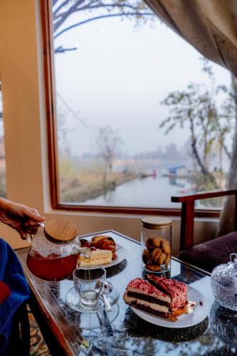 nigeen vista lakeside chalet