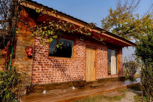 nigeen vista lakeside chalet