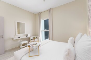 Maison Privee - Exquisite Living With Scenic Canal Vws On Yas Island,,4 star