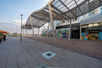 Maison Privee - Exquisite Living With Scenic Canal Vws On Yas Island,,4 star