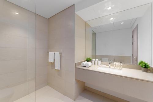 maison privee exquisite living with scenic canal vws on yas island