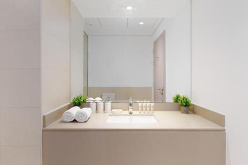 maison privee exquisite living with scenic canal vws on yas island