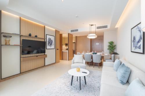 address residences dubai opera burj khalifa city views 1 2 and 3 bedroom apartment 1 minute walk to burj khalifa dubai mall dubai fountain by heaven crest