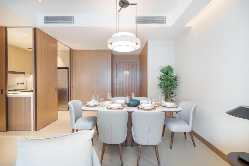 address residences dubai opera burj khalifa city views 1 2 and 3 bedroom apartment 1 minute walk to burj khalifa dubai mall dubai fountain by heaven crest