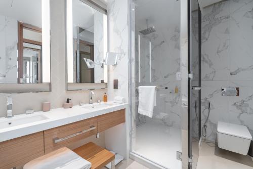 address residences dubai opera burj khalifa city views 1 2 and 3 bedroom apartment 1 minute walk to burj khalifa dubai mall dubai fountain by heaven crest