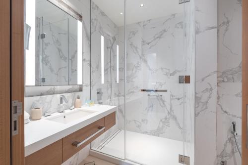 address residences dubai opera burj khalifa city views 1 2 and 3 bedroom apartment 1 minute walk to burj khalifa dubai mall dubai fountain by heaven crest