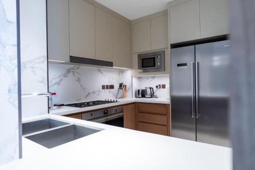 address residences dubai opera burj khalifa city views 1 2 and 3 bedroom apartment 1 minute walk to burj khalifa dubai mall dubai fountain by heaven crest