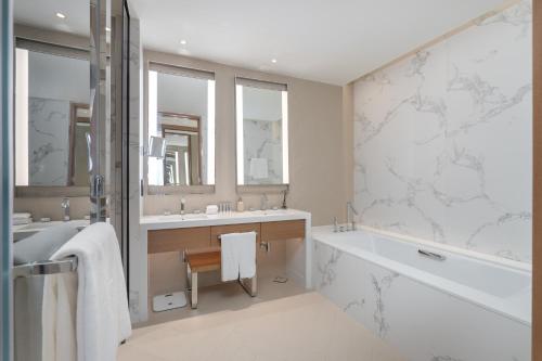 address residences dubai opera burj khalifa city views 1 2 and 3 bedroom apartment 1 minute walk to burj khalifa dubai mall dubai fountain by heaven crest