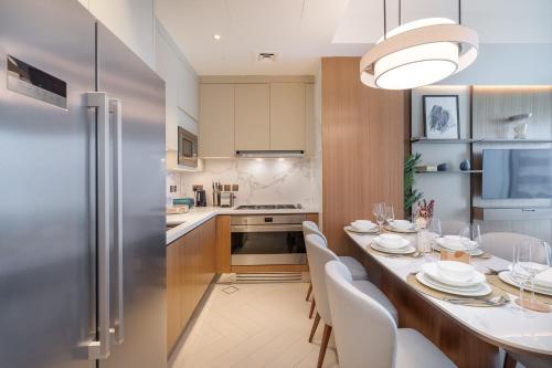address residences dubai opera burj khalifa city views 1 2 and 3 bedroom apartment 1 minute walk to burj khalifa dubai mall dubai fountain by heaven crest