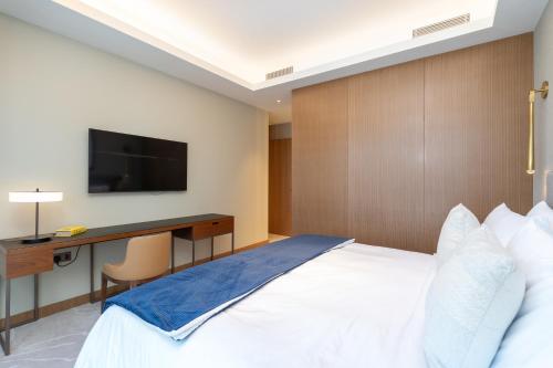 address residences dubai opera burj khalifa city views 1 2 and 3 bedroom apartment 1 minute walk to burj khalifa dubai mall dubai fountain by heaven crest