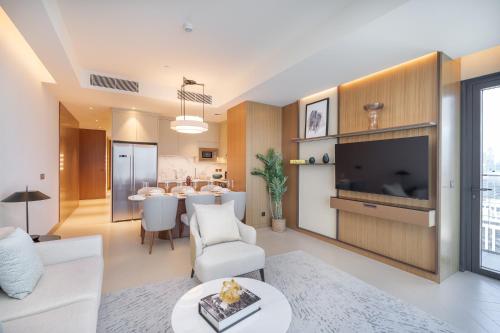 address residences dubai opera burj khalifa city views 1 2 and 3 bedroom apartment 1 minute walk to burj khalifa dubai mall dubai fountain by heaven crest