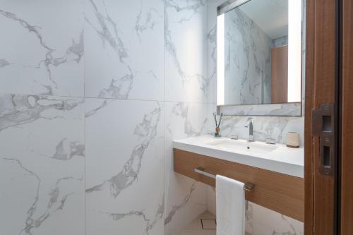 address residences dubai opera burj khalifa city views 1 2 and 3 bedroom apartment 1 minute walk to burj khalifa dubai mall dubai fountain by heaven crest