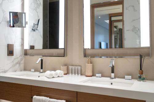 address residences dubai opera burj khalifa city views 1 2 and 3 bedroom apartment 1 minute walk to burj khalifa dubai mall dubai fountain by heaven crest