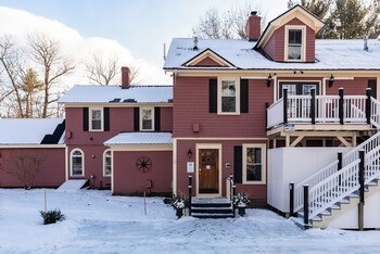 Tuckaway Suites At East Branch,372 Nh Rte 16A,3 star